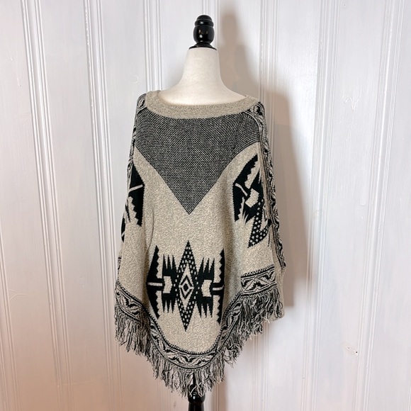 TIMING Aztec inspired poncho sweater - Picture 3 of 7